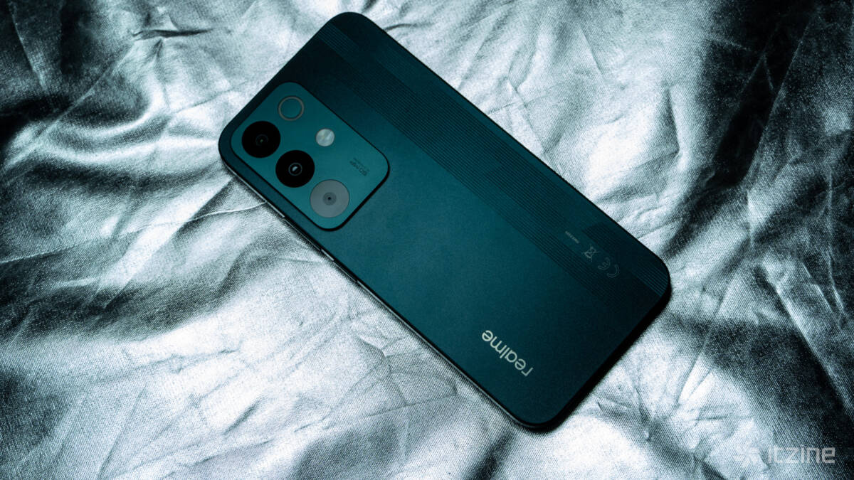 Смартфон realme P4 с камерой и логотипом