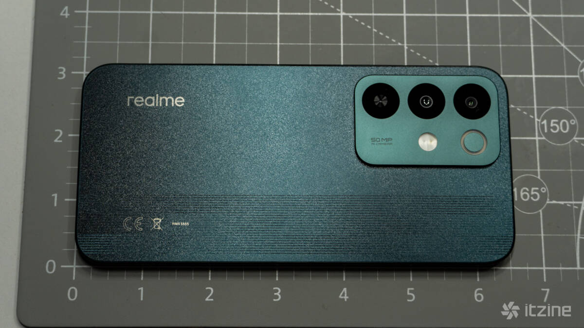 задняя часть смартфона realme P4 с тремя камерами