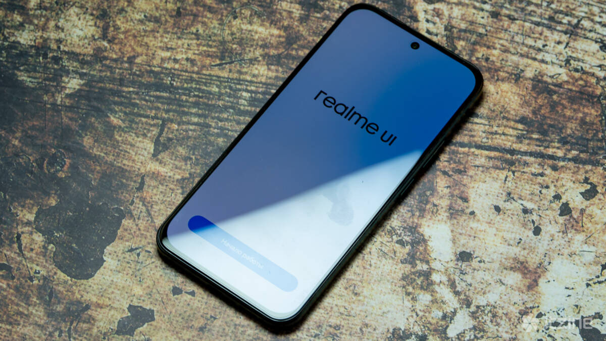 смартфон realme P4 на деревянной поверхности