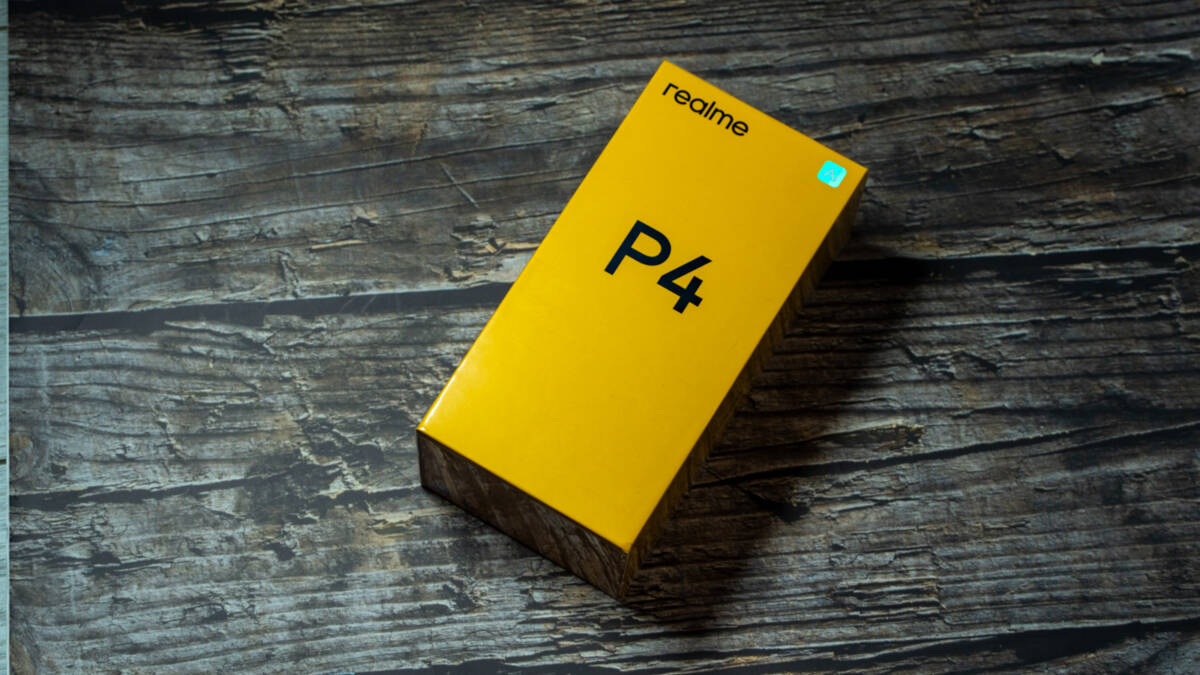 коробка realme P4 на деревянной поверхности