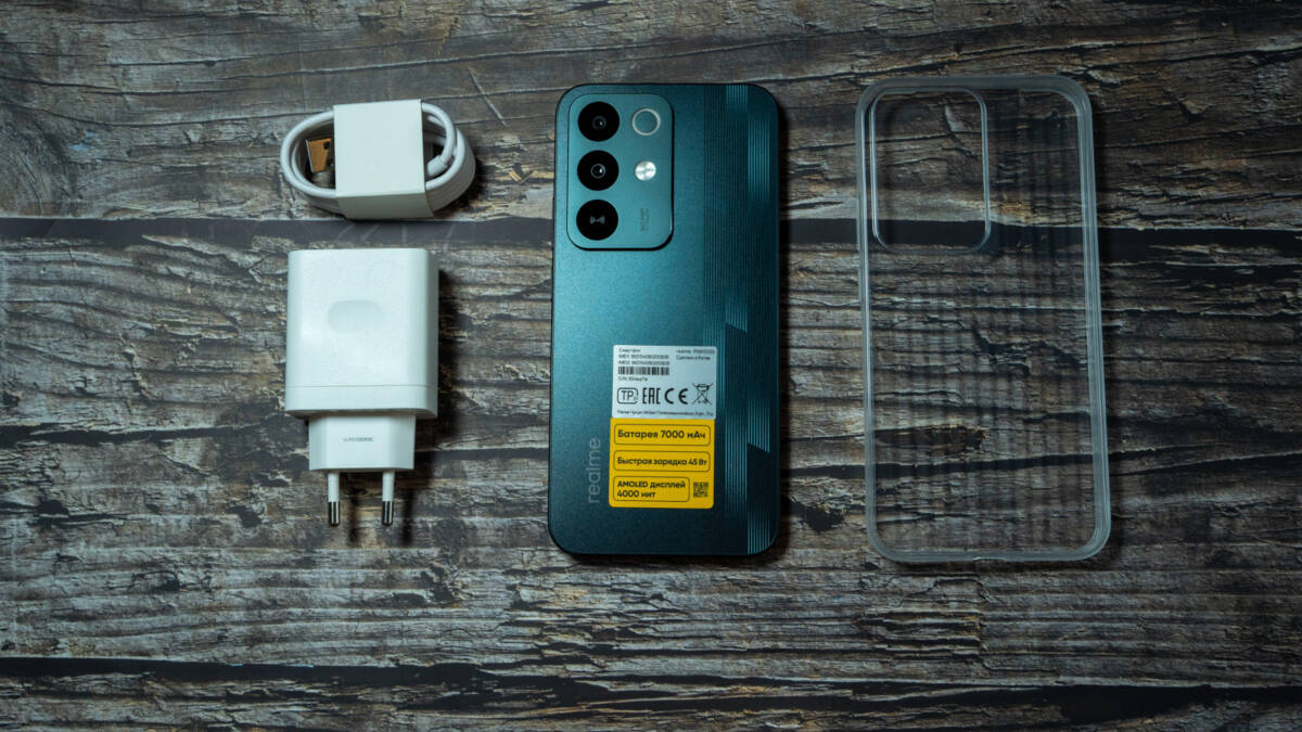Смартфон realme P4 с камерой и наклейкой на задней панели