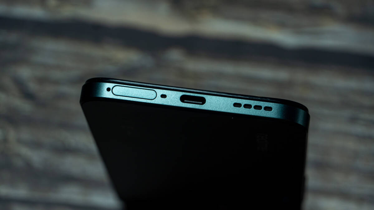 Верхняя часть смартфона realme P4 с кнопками и вентиляционными отверстиями