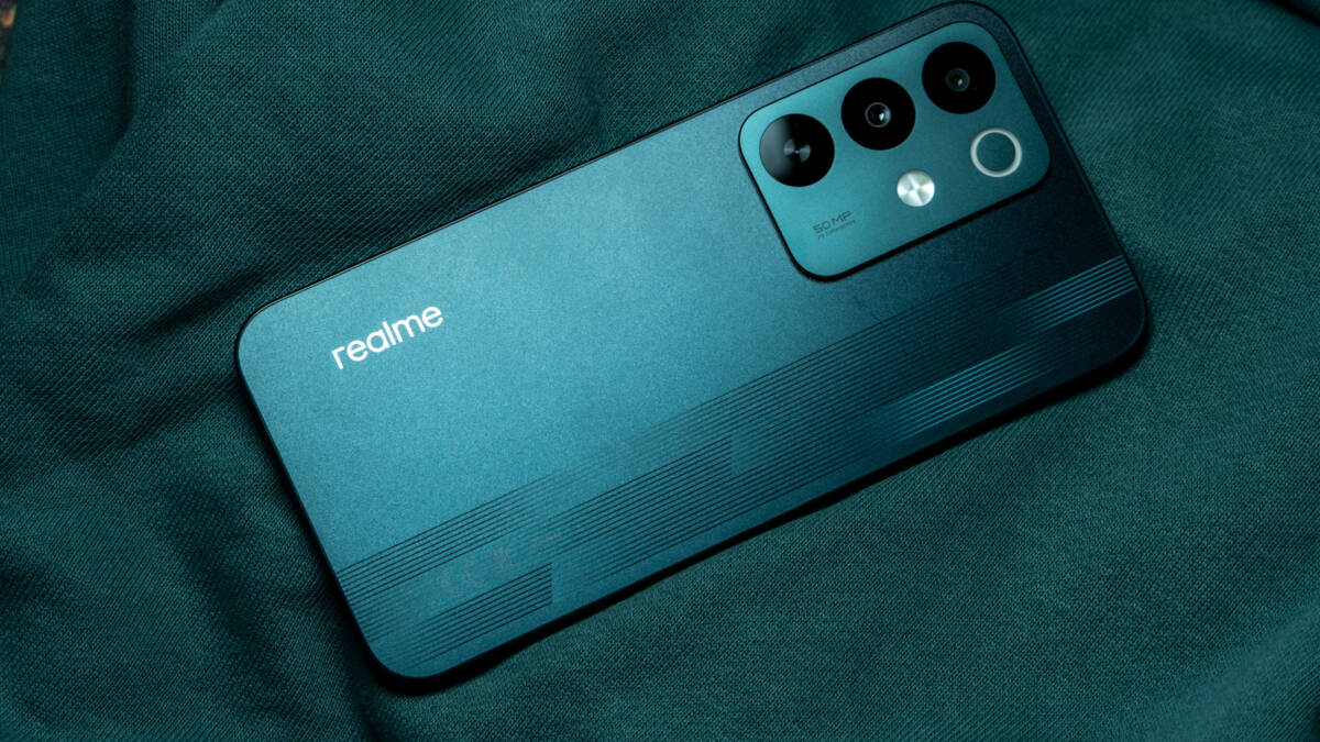 смартфон realme P4 с тремя камерами и блоком вспышки