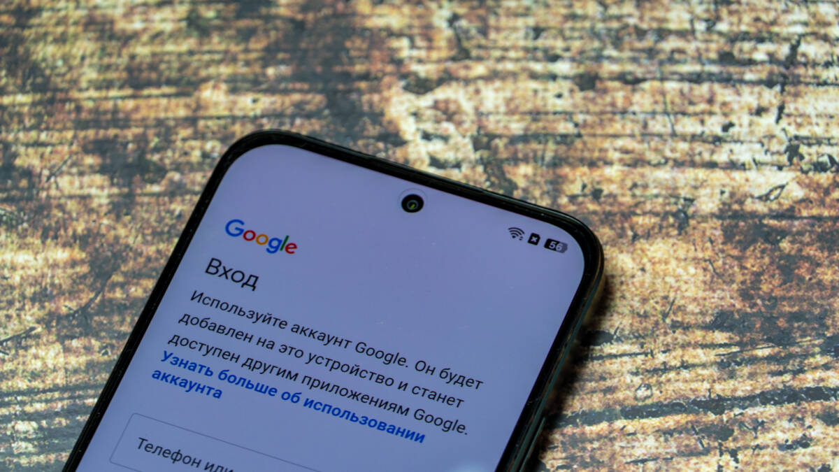 Смартфон realme P4 на деревянной поверхности