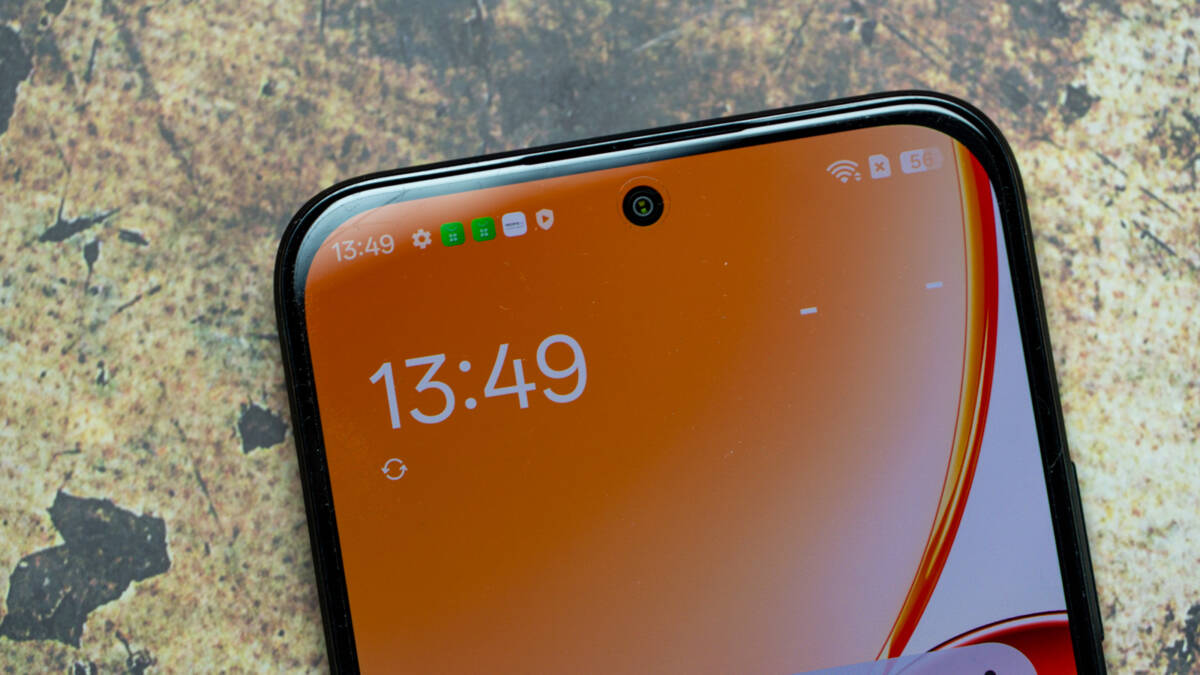Экран смартфона realme P4 с вырезом для камеры