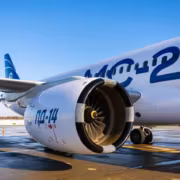 Двигатель МС-21 электронная птица на аэродроме