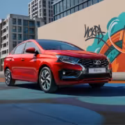Jetour Dashing обогнал Lada: кто лидирует в онлайн-продажах новых авто в России 4 красный Лада и красный Jetour Dashing на улице