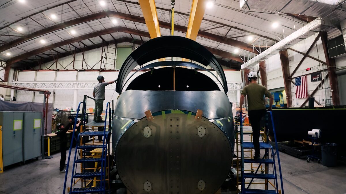 сборка демонстратора самолета Jet1 JetZero внутри цеха