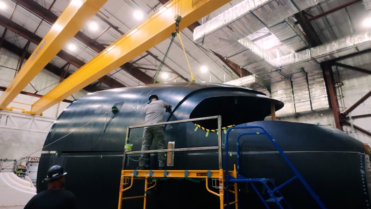 Работники собирают прототип самолета JetZero Jet1