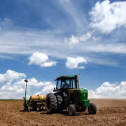 John Deere на 10 лет откроет фермерам доступ к ремонту тракторов 4 Механизированный трактор John Deere в поле