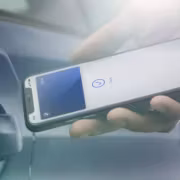 Как добавить цифровой ключ от машины на iPhone и что для этого нужно 2 iPhone, цифровой ключ, в руке, внутри автомобиля