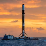 Стартовая платформа Falcon 9 и ракета Falcon 9 в воде