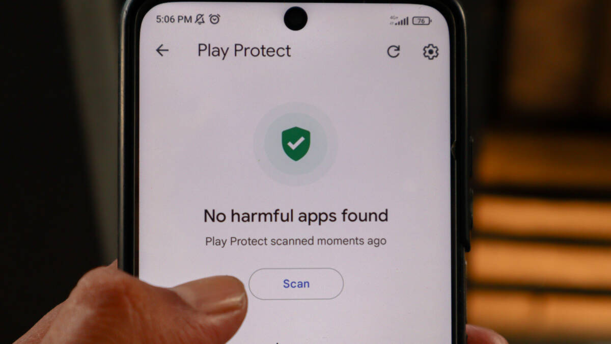 экран смартфона с настройками Play Protect