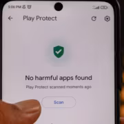экран смартфона с настройками Play Protect