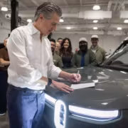 Человек подписывает документ у электромобиля Cadillac Lyriq