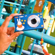 Камера Lola X Miffy и браслет с кроликом на игровой площадке