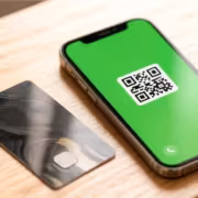 Смартфон iPhone и карта UnionPay Россельхозбанка на столе