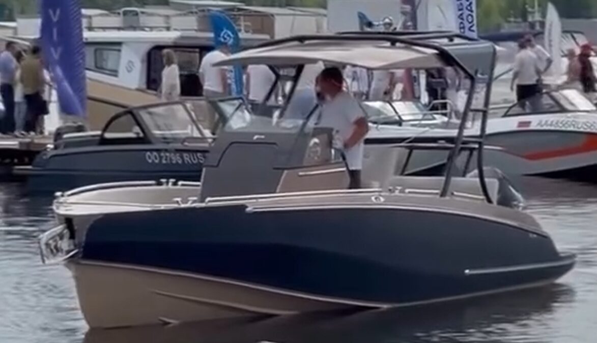 Катер Ginom Day Cruiser на воде с человеком внутри