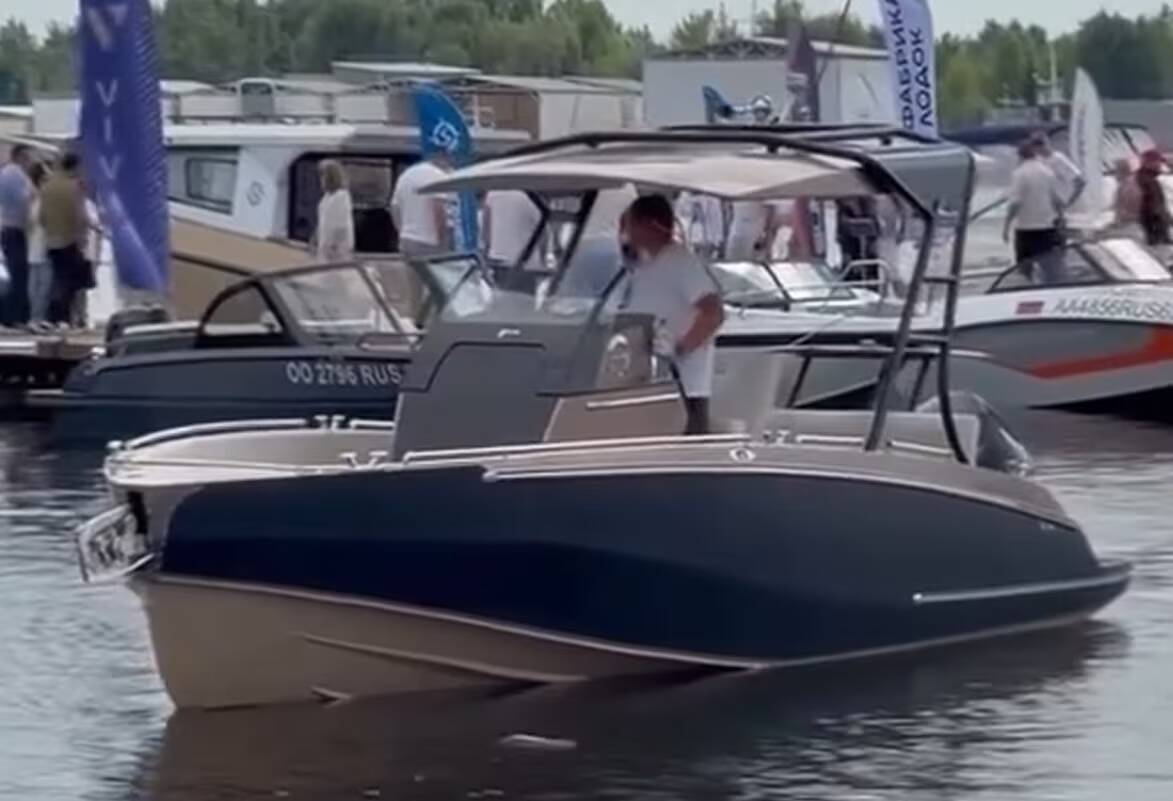 Катер со скоростью до 100 км/ч: Ginom впервые показала 6,7-метровый Day Cruiser 1 Катер Ginom Day Cruiser на воде с человеком внутри