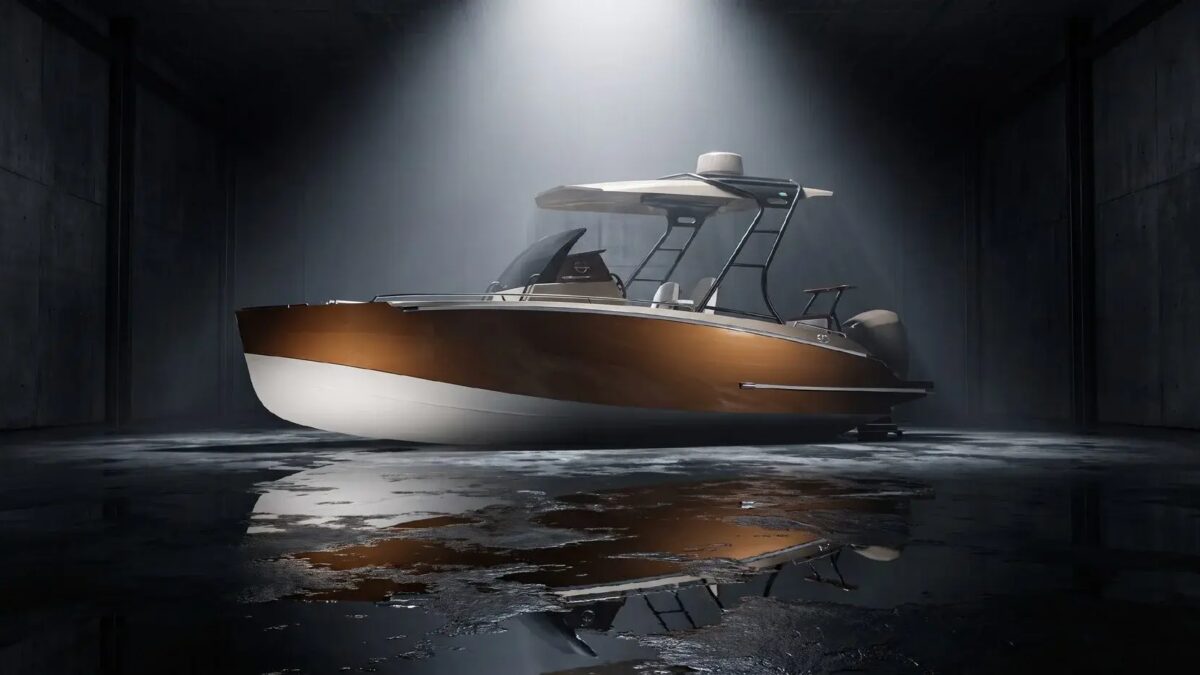 Катер Ginom Day Cruiser внутри цеха с водой