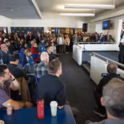 Люди на конференции с выступлением о NASA