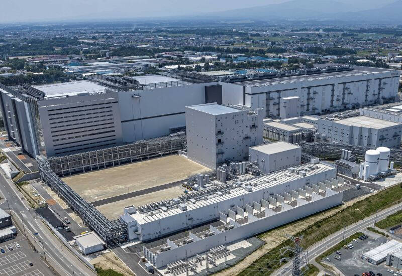 Kioxia начала поставки образцов 332-слойной памяти 3D NAND 1 Крупный завод по производству памяти Kioxia 3D NAND
