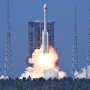 Ракета с зажженным двигателем Тяньчжоу-2 у стартовой площадки