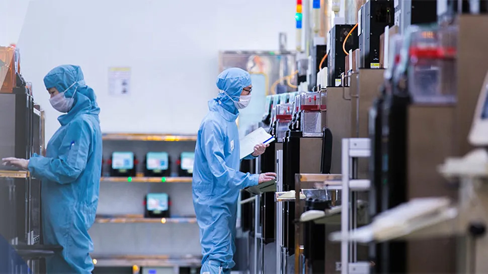 Китай запустил серийные литографы и целится в поставки SMIC, Hua Hong и CXMT