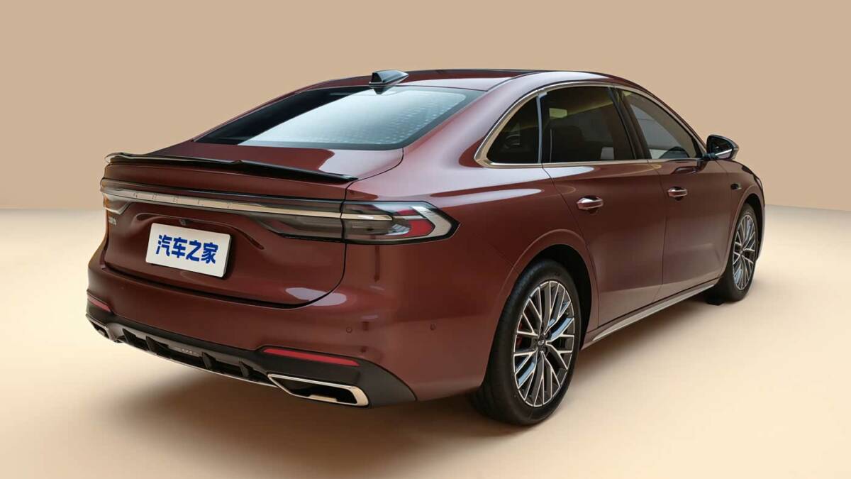 седан Geely Preface L Plus задняя часть вид сбоку