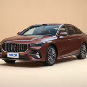 Крупный план седана Geely Preface L Plus на фоне бежевого цвета
