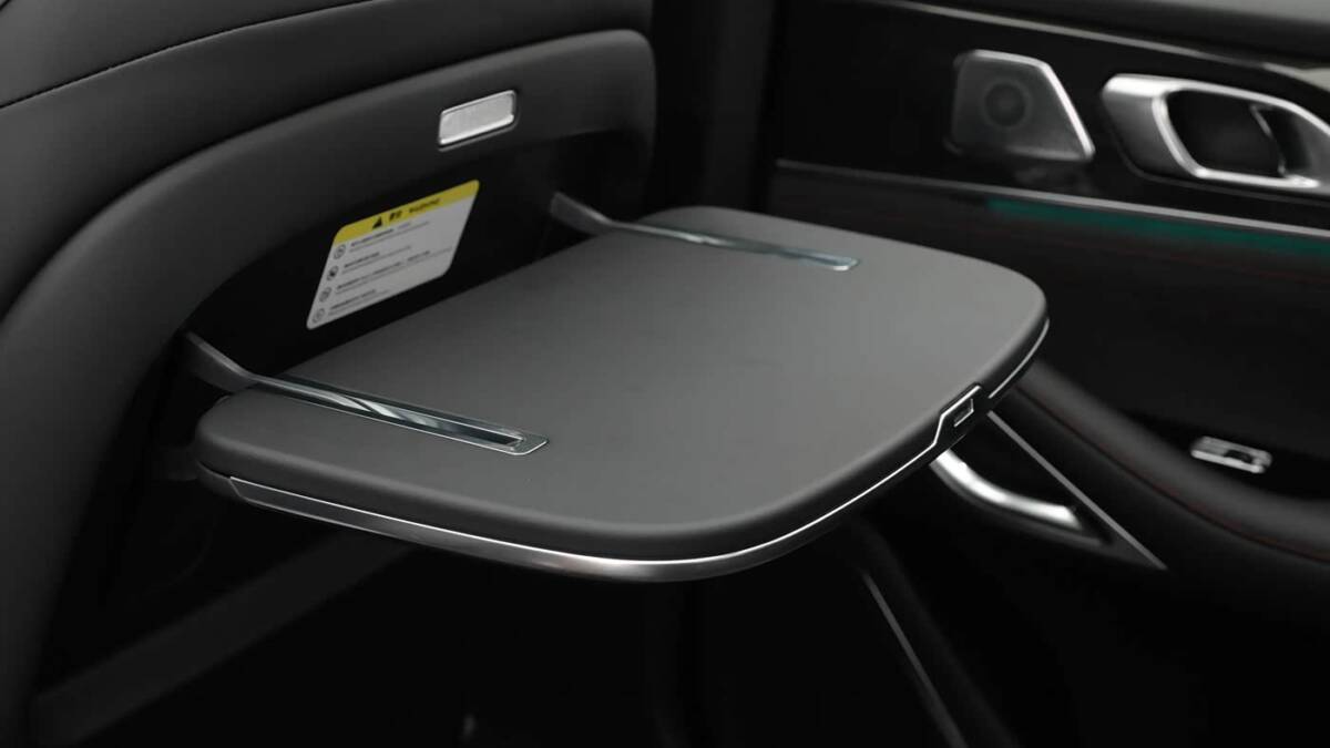 Разложенная складная столешница для автомобиля Geely Preface L Plus
