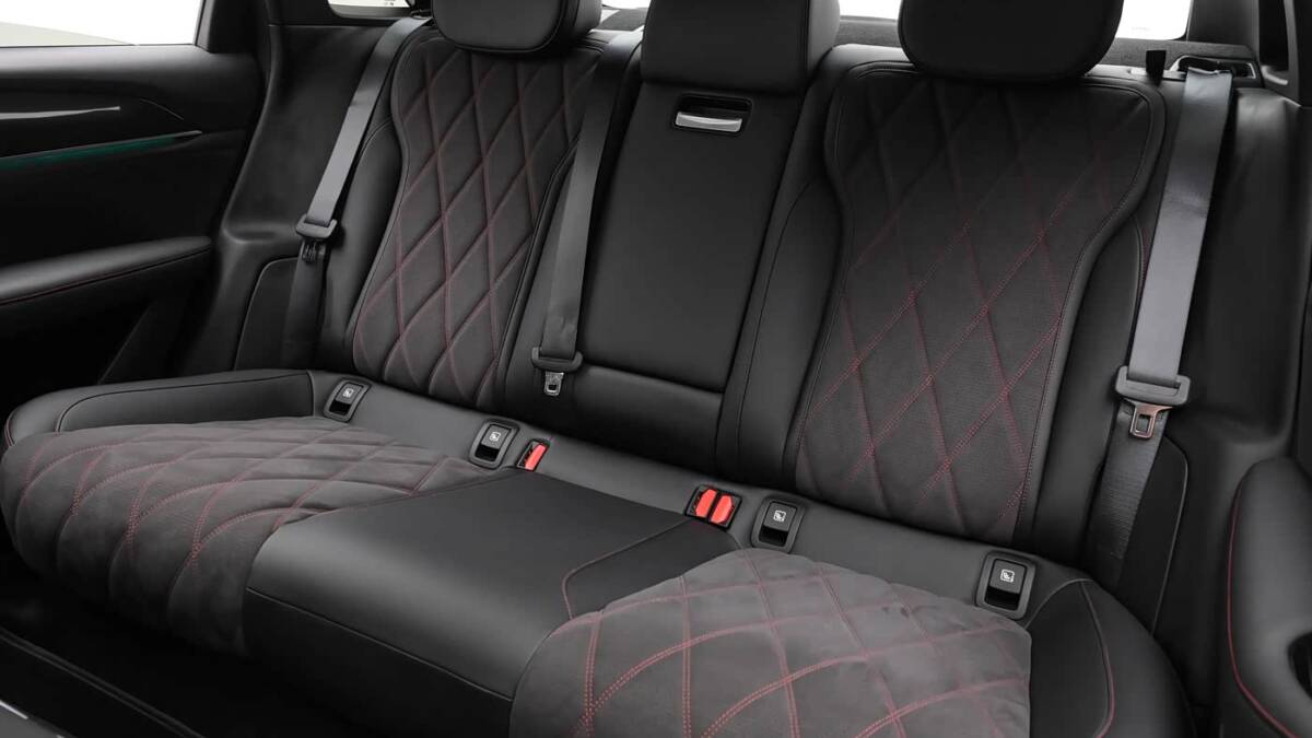 Задние сиденья Geely Preface L Plus кресла кожаные с красной прострочкой