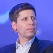 Мужчина в костюме с микрофоном openai