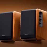 Два колонки Edifier R1000TC II с деревянными корпусами и панелями управления