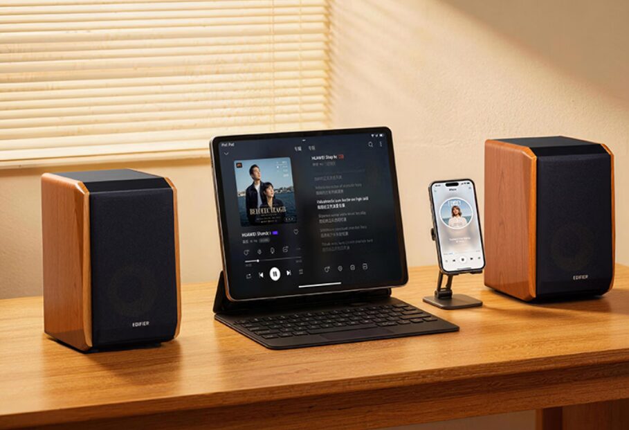 Две акустические системы Edifier R1000TC II и смартфон iPhone на подставке