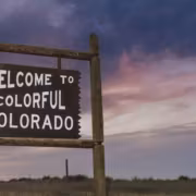 Деревянный знак Welcome to Colorful Colorado