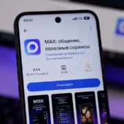 Экран смартфона с приложением MAX сообщения и отзывы