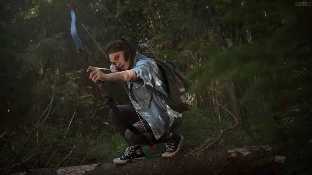 Косплеер Элли Уильямс из The Last of Us Part II с луком на дереве