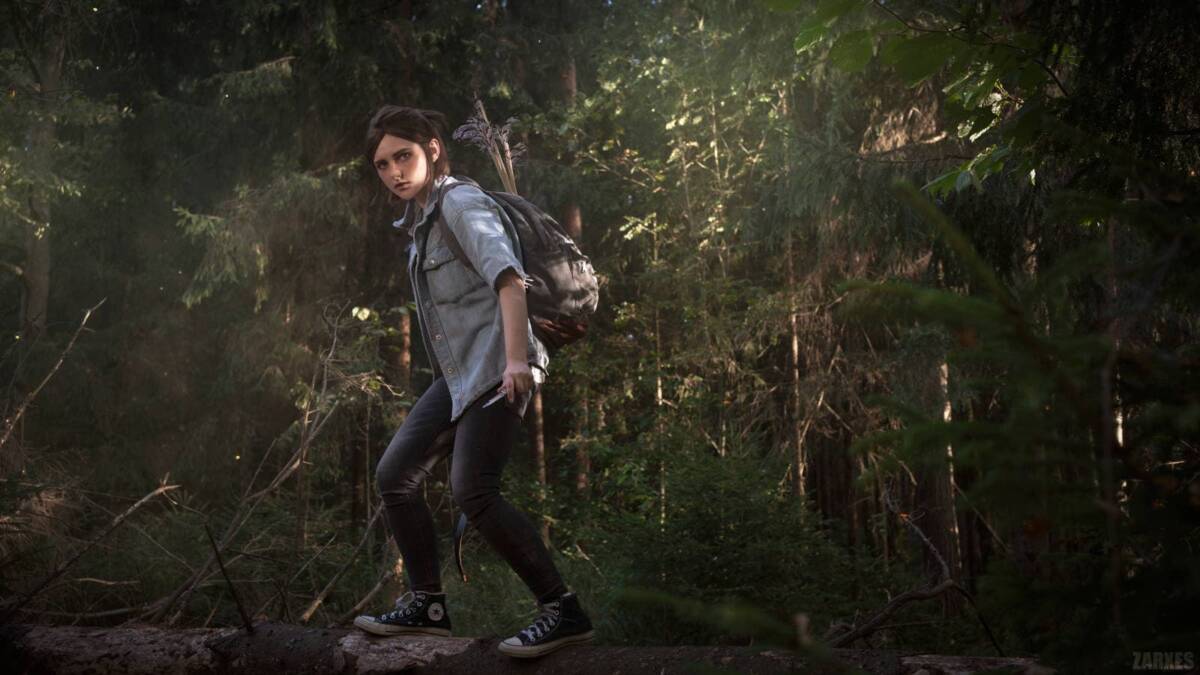 Косплеер Элли Уильямс из The Last of Us Part II с татуировкой на руке