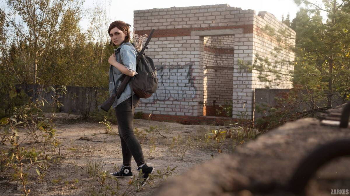 Косплеер Элли Уильямс из The Last of Us Part II с татуировкой на руке