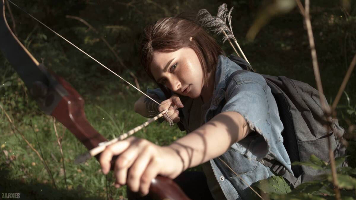 Модель в костюме Элли из The Last of Us II стреляет из лука