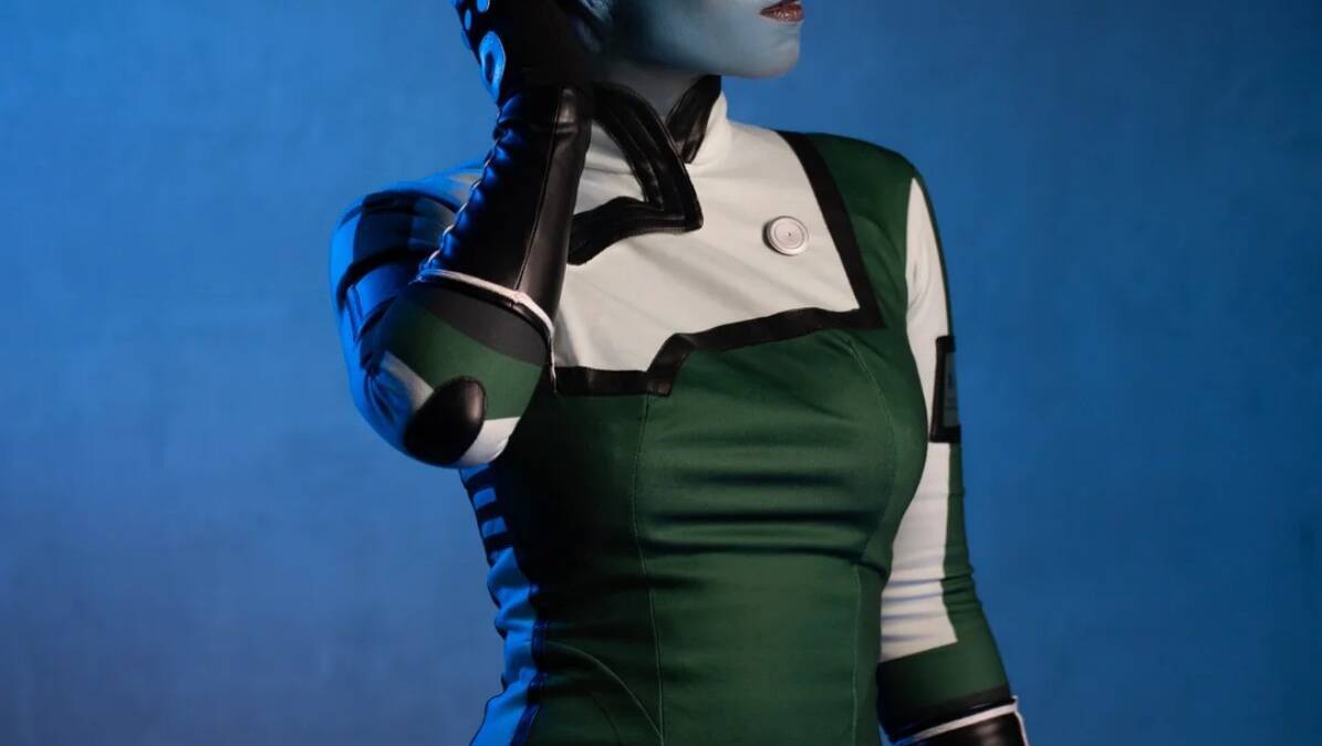 Косплей Лиары T'Soni из Mass Effect женщина в зеленом костюме с синей кожей и волосами