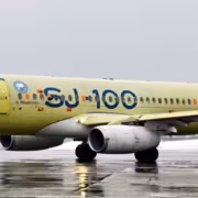 Боинг 737 с зелёной окраской SSJ-100 на взлётной полосе