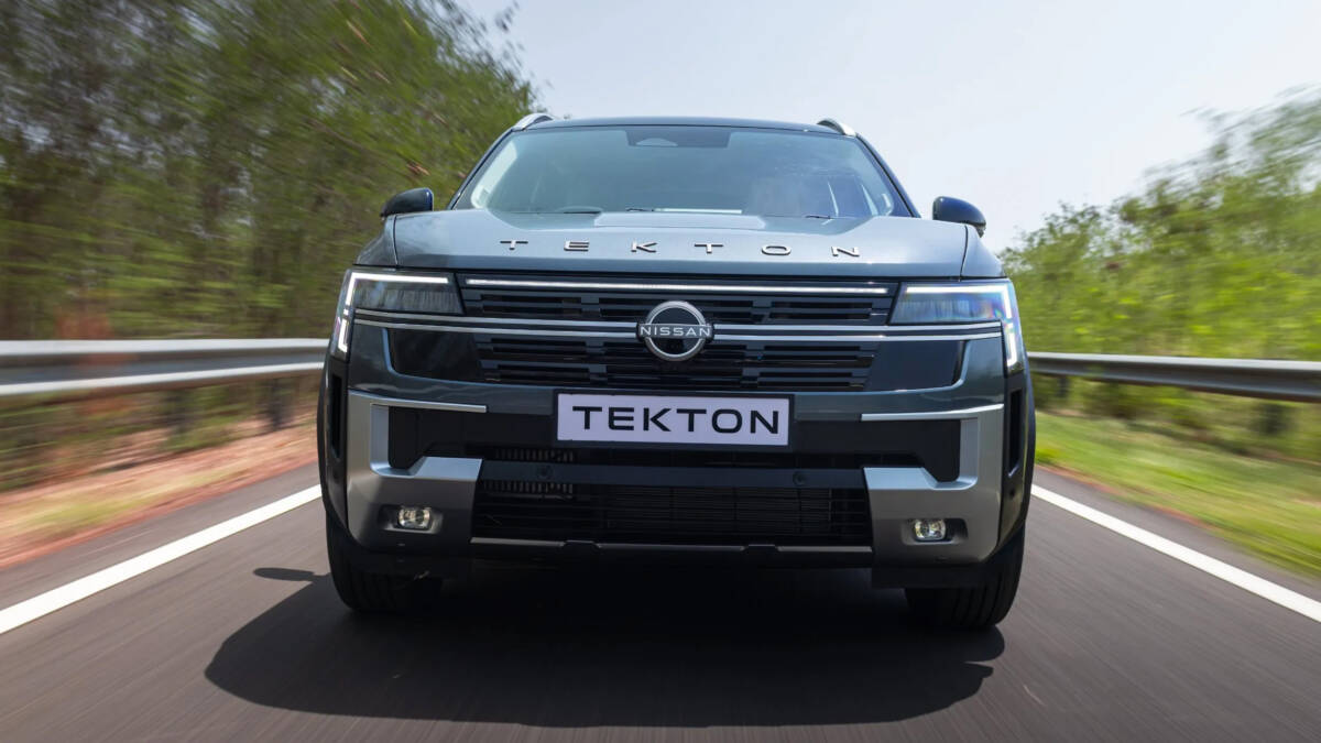 Кроссовер Nissan Tekton едет по дороге в лесу