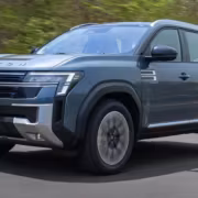Кроссовер Nissan Tekton на дороге