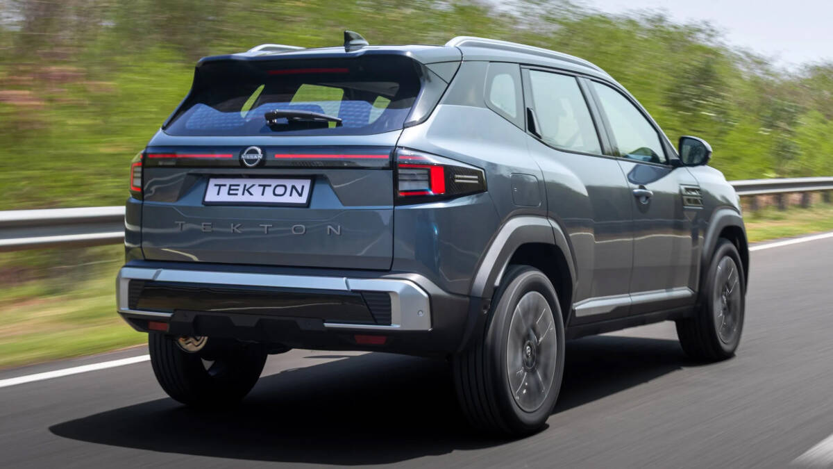 Электрический кроссовер Nissan Tekton на дороге