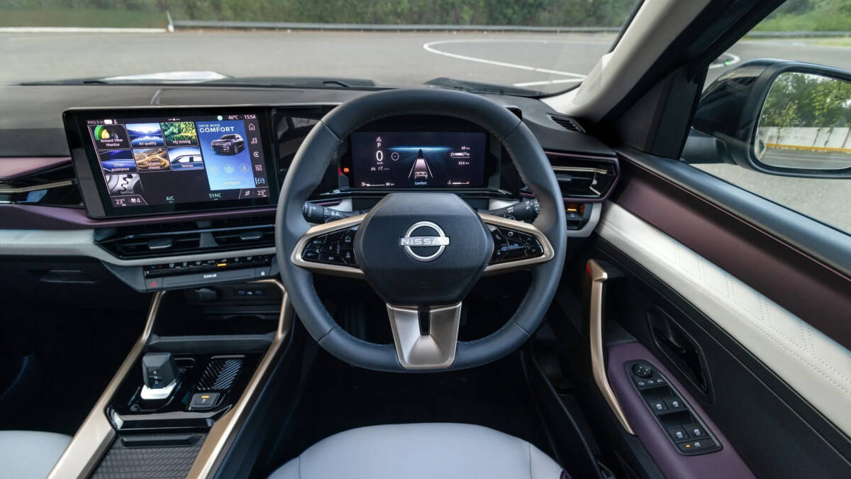 Внутри автомобиля Nissan Tekton с цифровой панелью и дисплеем Nissan