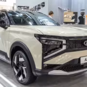 Кроссовер Lada Azimut получит 150-сильный турбомотор и «автомат» в 2027 году 1 Кроссовер Lada Azimut на выставке с черной решеткой радиатора
