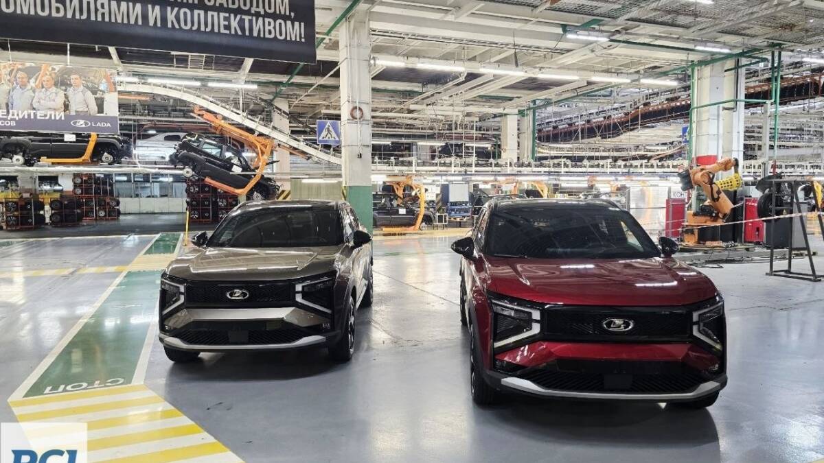 Lada Azimut показали в цвете «Кориандр» до старта продаж 4 Два новых автомобиля Lada Azimut в красном и сером цветах на заводском паркинге