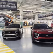 Lada Azimut показали в цвете «Кориандр» до старта продаж 10 Два новых автомобиля Lada Azimut в красном и сером цветах на заводском паркинге